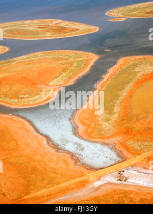 Vue aérienne de sol orange et des lacs de sel près de Onslow, région du Pilbara, Australie occidentale Banque D'Images