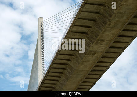 Pont Centennial Canal de Panama Ciudad de Panama Panama | CANAL DE PANAMA, Panama — Vu d'en bas, le dessous en béton nervuré du tablier du Pont Centennial s'étend vers son pylône au-dessus de la Coupe Gaillard au nord des écluses de Pedro Miguel. La structure à poutres caissonnées, construite par l'allemand Bilfinger Berger et achevée en 2004, a été conçue avec une tour ouest délibérément reculée pour laisser place à l'élargissement ultérieur du canal, achevé en 2016. Banque D'Images