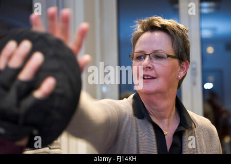 Munich, Allemagne. Feb 23, 2016. Alexandra prend part à un cours d'auto-défense de la police et les pratiques de l'attaquant est en grève, face à Munich, Allemagne, 23 février 2016. Depuis les événements du jour de l'an à Cologne, la police est aux prises avec une augmentation de l'assistance à leurs cours d'auto-défense. Les femmes surtout sont intéressés à apprendre à mieux se protéger en cas d'urgence. Photo : Christina Sabrowsky/dpa/Alamy Live News Banque D'Images