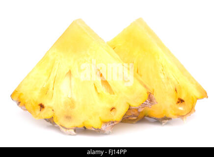 Deux pièces d'ananas mûrs isolé sur fond blanc Banque D'Images