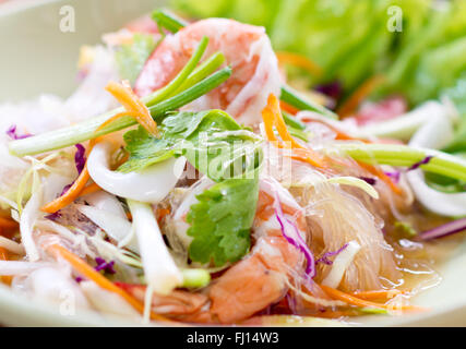 Salade de nouilles de verre aux crevettes et calmars Banque D'Images