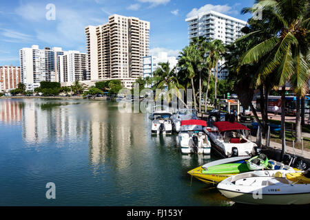 Miami Beach Florida, Lake Pancoast, Indian Creek, immeubles de condominiums à hauteur élevée, bateaux, Collins Avenue, FL160117030 Banque D'Images