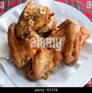 Ailes de poulet grillé à l'ail Banque D'Images