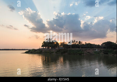 Magnifique coucher de soleil sur le Mékong à Vientiane dans la province de Champassak au sud du Laos. Banque D'Images