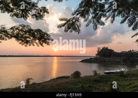 Magnifique coucher de soleil sur le Mékong à Vientiane dans la province de Champassak au sud du Laos. Banque D'Images