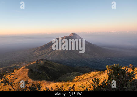 Superbe lever de soleil sur le volcan Merapi et la campagne autour de Yogyakarta à Java en Indonésie entrale du haut de la M Banque D'Images