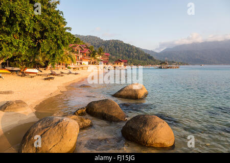 Chaises longues sur une plage de Pulau Tioman, Malaisie Banque D'Images