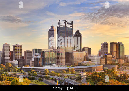 La ville de Perth CBD towers vue rapprochée de l'affût de Kings Park au lever du soleil au cours de l'or de la lumière du soleil l'heure. Banque D'Images