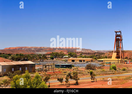 Énorme Cratère de mine d'or à ciel ouvert dans la région de Kalgoorlie Boulder de l'ouest de l'Australie avec la zone industrielle avoisinante, entrepôts Banque D'Images