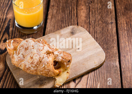 Croissant jambon et fromage fait maison (selective focus) sur fond de bois Banque D'Images