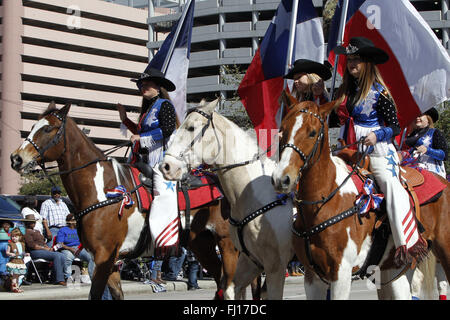 (160228) -- Houston (États-Unis), le 28 février 2016 (Xinhua) -- Une équipe assister à une parade pour cowboy festival dans le centre de Houston, États-Unis, le 27 février 2016. Le Houston cowboy festival s'ouvrira le 1 mars cette année. (Xinhua/Chanson Qiong) Banque D'Images