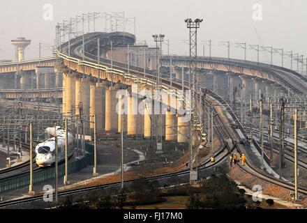 (160228) -- BEIJING, 28 février 2016 (Xinhua) -- File photo prise le 10 novembre 2010 indique la section de Shanghai de la Beijing-Shanghai ferroviaire à grande vitesse, qui est en construction, à Shanghai, à l'est de la Chine. "Construire plus de chemins de fer à grande vitesse' a été un sujet chaud à la session annuelle de la législature provinciale et des organismes consultatifs politique intensive tenue en janvier. La Chine dispose du plus grand réseau ferroviaire à grande vitesse, avec la longueur d'exploitation total atteignant 19 000 km d'ici la fin de 2015, environ 60 pour cent du total mondial. L'expansion du réseau ferroviaire à grande vitesse offre unpr Banque D'Images