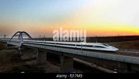 (160228) -- BEIJING, 28 février 2016 (Xinhua) -- photo prise le 25 novembre 2012 montre un train qui traverse le pont sur le Huanghe Shanghai section du Beijing-Guangzhou ferroviaire à grande vitesse dans le centre de la Chine, la province du Henan. "Construire plus de chemins de fer à grande vitesse' a été un sujet chaud à la session annuelle de la législature provinciale et des organismes consultatifs politique intensive tenue en janvier. La Chine dispose du plus grand réseau ferroviaire à grande vitesse, avec la longueur d'exploitation total atteignant 19 000 km d'ici la fin de 2015, environ 60 pour cent du total mondial. L'élargissement du spee Banque D'Images