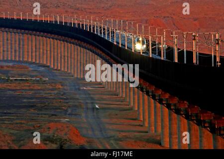 (160228) -- BEIJING, 28 février 2016 (Xinhua) -- File photo prise le 24 novembre 2015 montre un train à grande vitesse d'exécution sur la grande vitesse ferroviaire Lanzhou-Xinjiang, dans le nord-ouest de la région autonome Uygur du Xinjiang. "Construire plus de chemins de fer à grande vitesse' a été un sujet chaud à la session annuelle de la législature provinciale et des organismes consultatifs politique intensive tenue en janvier. La Chine dispose du plus grand réseau ferroviaire à grande vitesse, avec la longueur d'exploitation total atteignant 19 000 km d'ici la fin de 2015, environ 60 pour cent du total mondial. L'expansion du réseau ferroviaire à grande vitesse offre Banque D'Images