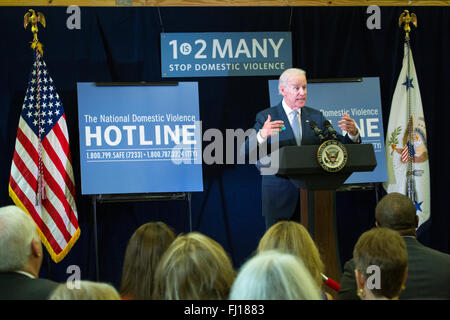 Le Vice-président américain Joe Biden parle à l'échelle nationale la Violence Domestique centre Hotline à Austin, Texas Banque D'Images