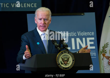 Le Vice-président américain Joe Biden parle à l'échelle nationale la Violence Domestique hotline Banque D'Images