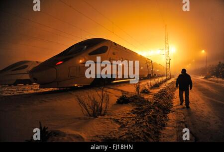 (160228) -- BEIJING, 28 février 2016 (Xinhua) -- File photo prise le 9 février 2013 montre un bullet train arrivant pour l'entretien à Changchun, capitale de la province de Jilin en Chine du nord-est. "Construire plus de chemins de fer à grande vitesse' a été un sujet chaud à la session annuelle de la législature provinciale et des organismes consultatifs politique intensive tenue en janvier. La Chine dispose du plus grand réseau ferroviaire à grande vitesse, avec la longueur d'exploitation total atteignant 19 000 km d'ici la fin de 2015, environ 60 pour cent du total mondial. L'expansion du réseau ferroviaire à grande vitesse offre commodité sans précédent Banque D'Images