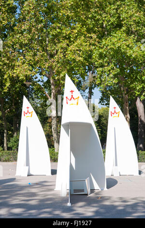 Confessionnaux en bois mis en place au parc El Retiro, à Madrid, en Espagne, pour la Journée mondiale de la Jeunesse (JMJ) Banque D'Images