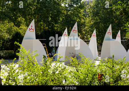 Confessionnaux en bois mis en place au parc El Retiro, à Madrid, en Espagne, pour la Journée mondiale de la Jeunesse (JMJ) Banque D'Images