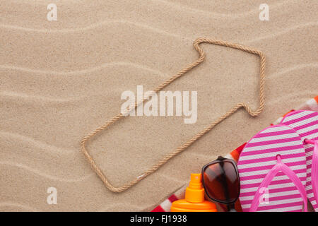 Corde de pointeur sur le sable avec place pour votre texte et accessoires de plage Banque D'Images