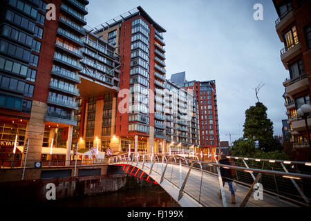 Leftbank Spinningfields Apartments Manchester pont piétonnier développement link crépuscule aube matin nuit sombre soir le cours d'une rivière Banque D'Images