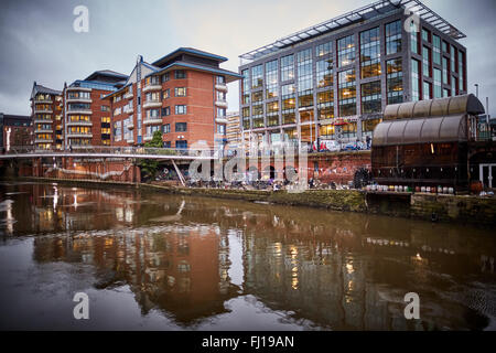 Leftbank Spinningfields Apartments Manchester pont piétonnier développement link crépuscule aube matin nuit sombre soir le cours d'une rivière Banque D'Images