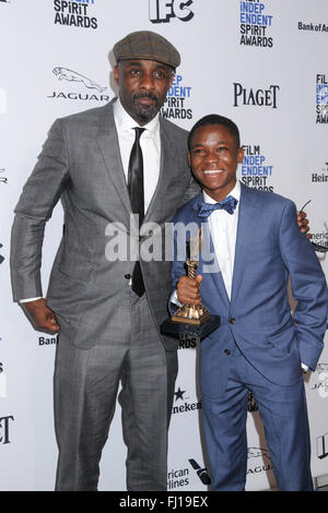 Santa Monica, CA, USA. Feb 27, 2016. 27 février 2016 - Santa Monica, Californie - Idris Elba, Abraham Attah. 31e Annual Film Independent Spirit Awards - Salle de presse tenue à la jetée de Santa Monica. Crédit photo : Byron Purvis/AdMedia Crédit : Byron Purvis/AdMedia/ZUMA/Alamy Fil Live News Banque D'Images