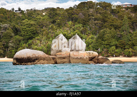 Split Rock Apple dans l'Abel Tasman National Park, New Zealand Banque D'Images