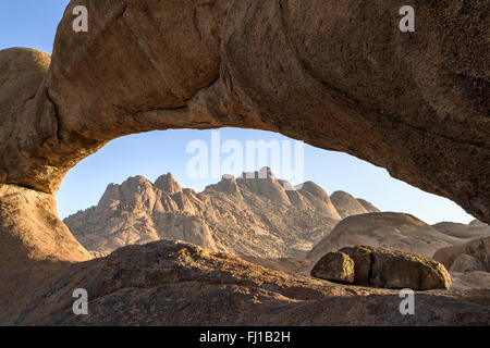 Vue sur la montagne près de la célèbre Pontoc Spitzkoppe, par une arche de pierre tôt le matin. Banque D'Images