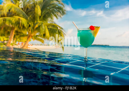 Cocktail près de la piscine sur le fond de l'Océan Indien, les Maldives. Banque D'Images