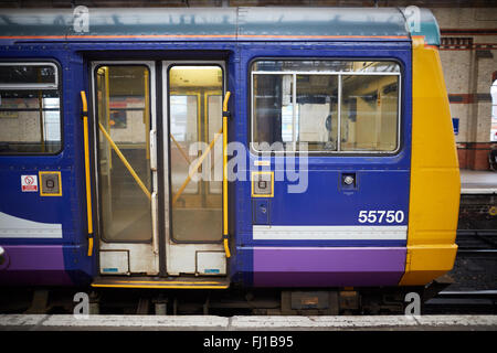 Classe 142 Rail Norther Pacer à la gare Manchester Piccadilly transport transporteur Transport transportés voyageant getti Banque D'Images