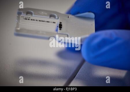 L'essai d'ADN au Laboratoire Central Manchester University Hospital NHS essais clinique génétique cure acide désoxyribonucléique glisser Banque D'Images