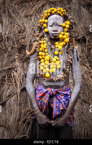 Portrait d'une femme de la tribu Mursi en vallée de l'Omo, Ethiopie Banque D'Images
