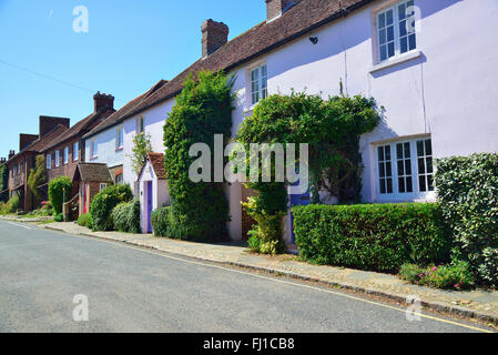 Jolie rangée de cottages dans la rue principale par Itchenor village, sur le port de Chichester, West Sussex, Royaume-Uni, Angleterre Banque D'Images