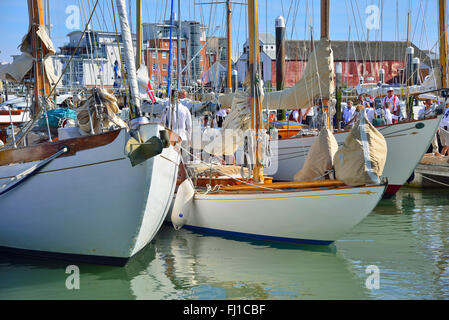 Belle traditionnelle en bois classic yachts amarrés dans la marina de Cowes après course durant la semaine classique, Cowes, île de Wight, Angleterre Banque D'Images