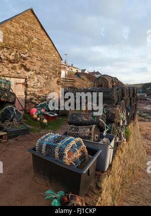 Des casiers à homard à Hope Cove Harbour, Devon, Angleterre Banque D'Images