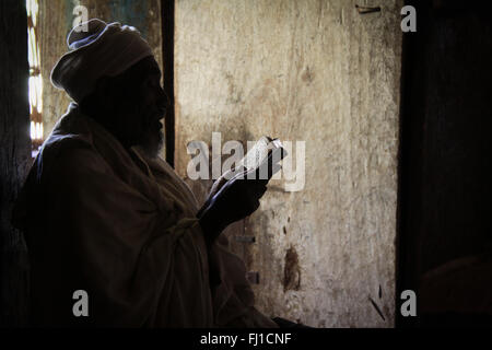 Prêtre orthodoxe prie en rétroéclairage Kidane Mehret Oura, Lac Tana, Ethiopie, Afrique du Sud Banque D'Images