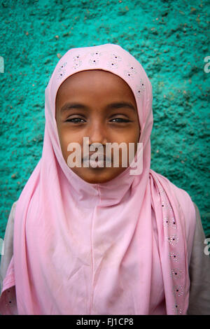 Jolie jeune fille musulmane avec hijab rose traditionnel à Harar, en Ethiopie Banque D'Images