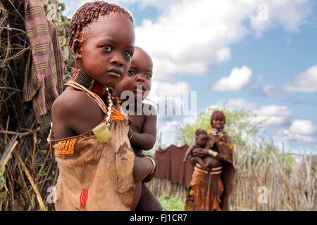 Portrait de hamer hamar jeune fille avec son jeune frère près de Turmi, vallée de l'Omo, en Ethiopie Banque D'Images