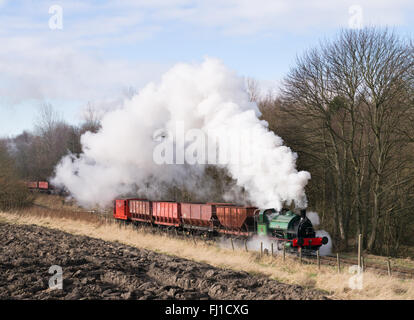 Orient Tanfield, UK. 28 Février, 2016. Soleil d'hiver illumine le train de charbon vapeur démonstration sur le chemin de Tanfield, dans le nord-est de l'Angleterre. Banque D'Images