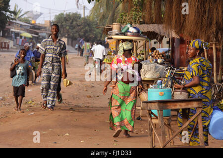 / La foule de personnes dans les rues de Porto-Novo, capitale du Bénin , Afrique Banque D'Images