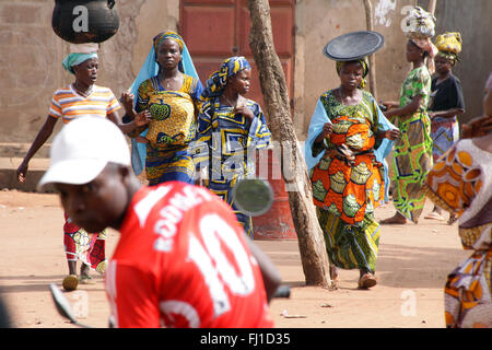 / La foule de personnes dans les rues de Porto-Novo, capitale du Bénin , Afrique Banque D'Images