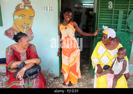 Welcome home ! Des femmes qui parlent à l'entrée d'une maison à Ouagadougou, capitale du Burkina Faso , Afrique Banque D'Images