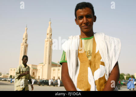 Portrait de Moor jeune homme devant la mosquée de capitale Nouakchott , Mauritanie , Banque D'Images