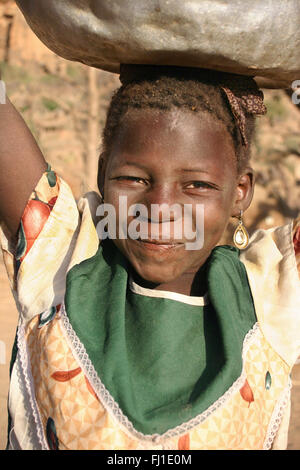 Portrait de jeune fille Dogon au pays Dogon, au Mali Banque D'Images