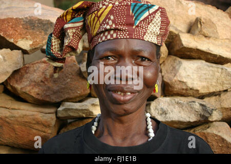 Portrait de femme Dogon Bandiagara aen , pays du plateau Dogon au Mali Banque D'Images