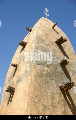 Minaret d'une mosquée en pays Dogon , architecture islamique traditionnelle au Mali Banque D'Images