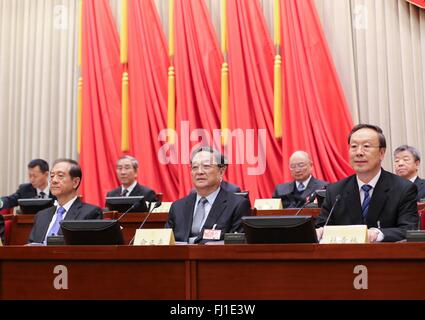 (160228) -- BEIJING, 28 février 2016 (Xinhua) -- Yu Zhengsheng (C), président du Comité National de la Conférence consultative politique du peuple chinois (CCPPC), participe à une réunion du Comité permanent du Comité National de la CCPPC à Beijing, capitale de Chine, le 28 février 2016. Le Comité permanent de la CCPPC Comité National se sont réunis le dimanche pour une réunion et a approuvé une décision d'ouverture de la quatrième session annuelle de la 12ème CCPPC Comité National le 3 mars. (Xinhua/Ding Lin) (DHF) Banque D'Images