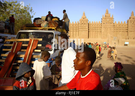 Foule en fronf de grande mosquée de Djenné, Mali Banque D'Images