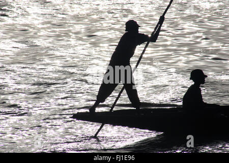 Deux homme voyageant sur un bateau dans le port de Mopti, Mali - le rétroéclairage et l'image en noir et blanc - l'Afrique de l'Ouest Banque D'Images